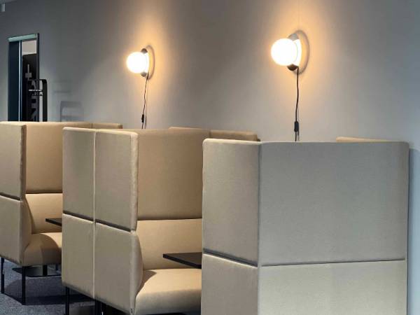 Arbeitsplätze mit moderener Ausstattung, vereint mit grünem Campus — Bild 6
