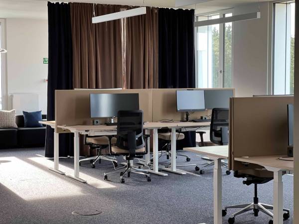 Arbeitsplätze mit moderener Ausstattung, vereint mit grünem Campus — Bild 3