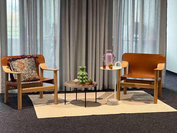 Arbeitsplätze mit moderener Ausstattung, vereint mit grünem Campus — Bild 7