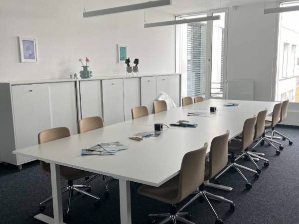 Arbeitsplätze mit moderener Ausstattung, vereint mit grünem Campus — Bild 8