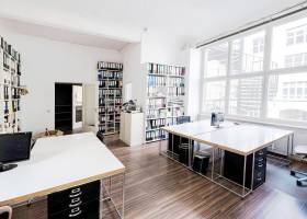 Arbeitsplätze im Büroraum