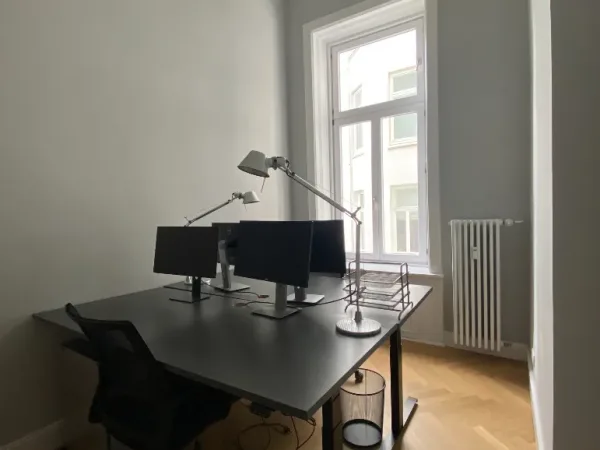 Abschließbares Büro in Hamburg (Rotherbaum) – Helle Büroräume in kreativer Bürogemeinschaft in Hamburg-Rotherbaum — Bild 3