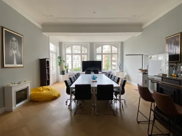Abschließbares Büro in Hamburg (Rotherbaum) – Helle Büroräume in kreativer Bürogemeinschaft in Hamburg-Rotherbaum — Bild 2
