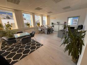 Helles Büro mit Alpenblick – ideal für konzentriertes Arbeiten