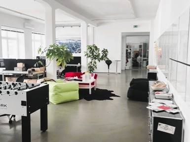 Helles Hinterhof-Loft für kreative Bürogemeinschaft in — Bild 1