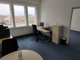 2 helle Büroräume mit Verbindungstür – Nachmieter gesucht