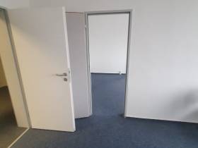 2 helle Büroräume mit Verbindungstür – Nachmieter gesucht