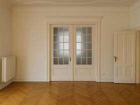 Lichtdurchfluteter Büroraum im Altbau unweit Kudamm / Olivaerplatz