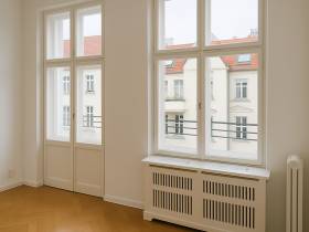 Lichtdurchfluteter Büroraum im Altbau unweit Kudamm / Olivaerplatz