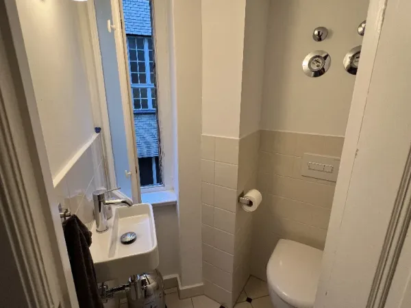 Abschließbares Büro in Berlin (Wilmersdorf) – Lichtdurchfluteter Büroraum im Altbau in Berlin-Wilmersdorf — Bild 8