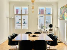Lichtdurchfluteter Büroraum im Altbau unweit Kudamm / Olivaerplatz