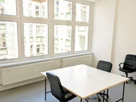 Heller Büroraum zur Untermiete in modernem Altbau am Kottbusser Damm