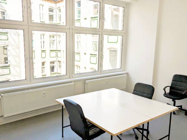 Helle Büroräume in inspirierender Bürogemeinschaft in Berlin-Neukölln — Bild 1