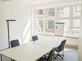 Heller Büroraum zur Untermiete in modernem Altbau am Kottbusser Damm