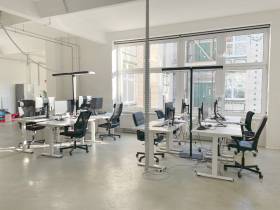 Heller Büroraum zur Untermiete in modernem Altbau am Kottbusser Damm