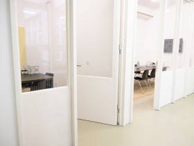 Büro in Kreuzberg mit Loft-Atmosphäre und Wohnküche