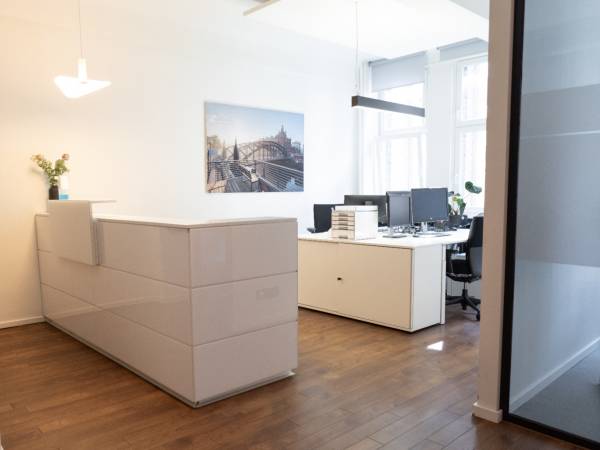 Helle Open Space Bürogemeinschaft im Altbau in Hamburg-Altstadt — Bild 3