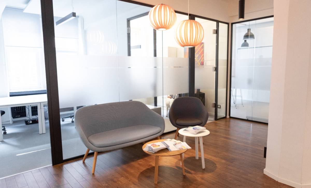 Helle und moderne Bürogemeinschaft im Altbau in Hamburg-Altstadt