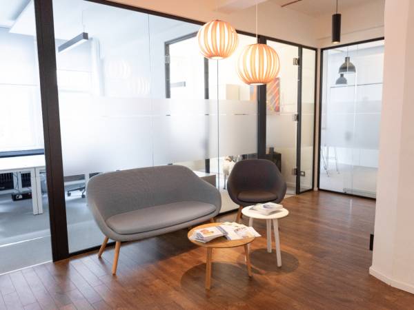 Helle Open Space Bürogemeinschaft im Altbau in Hamburg-Altstadt — Bild 4