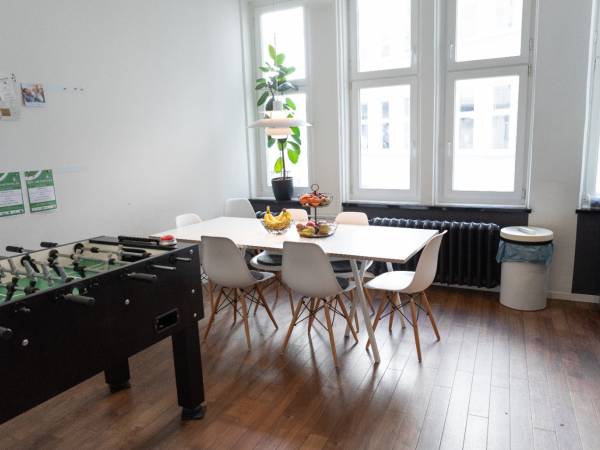Helle Open Space Bürogemeinschaft im Altbau in Hamburg-Altstadt — Bild 5