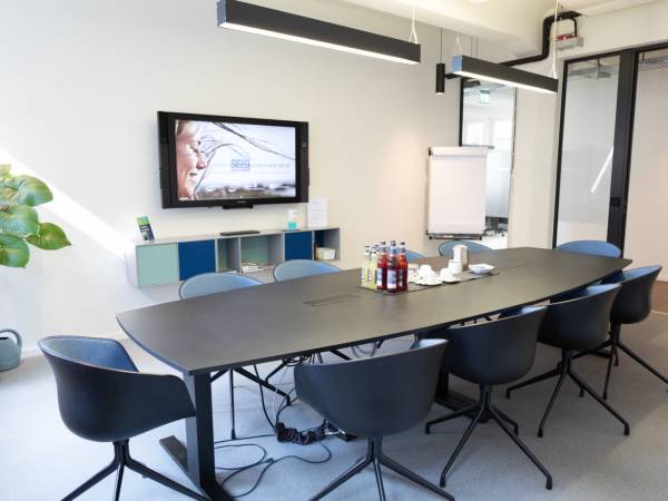 Helle Open Space Bürogemeinschaft im Altbau in Hamburg-Altstadt — Bild 6
