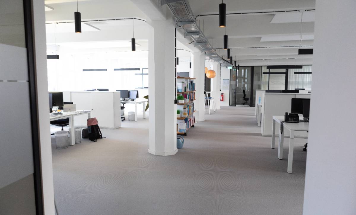 Helle und moderne Bürogemeinschaft im Altbau in Hamburg-Altstadt