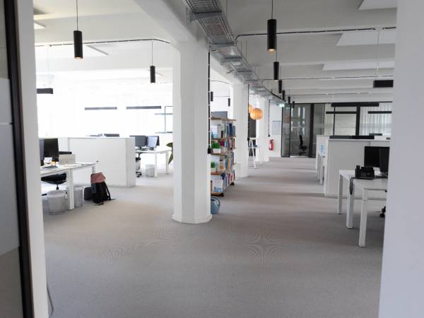Helle Open Space Bürogemeinschaft im Altbau in Hamburg-Altstadt — Bild 7