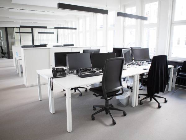 Helle Open Space Bürogemeinschaft im Altbau in Hamburg-Altstadt — Bild 1