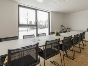 Feste Arbeitsplätze Küche sowie ein Meetingraum