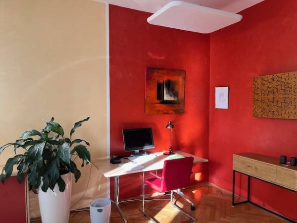 Arbeitsplatz in einem sonnigen Altbau mit Blick auf den Donaukanal — Bild 1