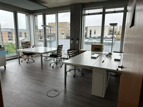 Abschließbares Büro in Düsseldorf (Flingern-Nord) – Platz für deine Ideen – 25 m² zur Untermiete oder Schreibtischplätze — Bild 1