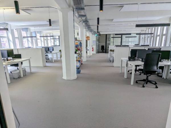 Helle Open Space Bürogemeinschaft im Altbau in Hamburg-Altstadt — Bild 2