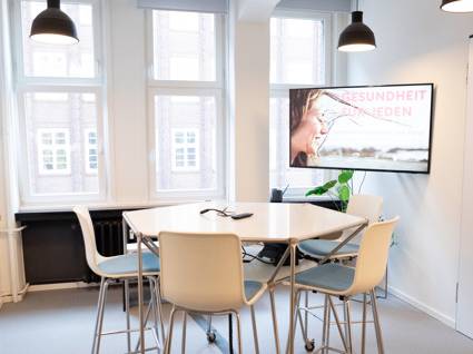 Helle Open Space Bürogemeinschaft im Altbau in Hamburg-Altstadt — Bild 8