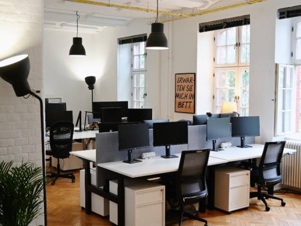 Moderner Coworking Arbeitsplatz mit Garten in Berlin-Neukölln — Bild 1