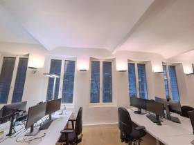Büro und Schreibtische auf heller, geräumiger Fläche