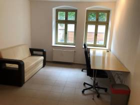 Zentral aber ruhig gelegenes Büro mit Schaufenster