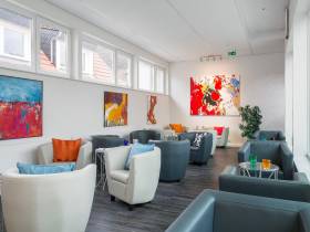 Repräsentatives Premium-Einzelbüro mit Meetingbereich