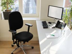 Büro und Schreibtische auf heller, geräumiger Fläche