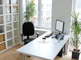 Büro und Schreibtische auf heller, geräumiger Fläche