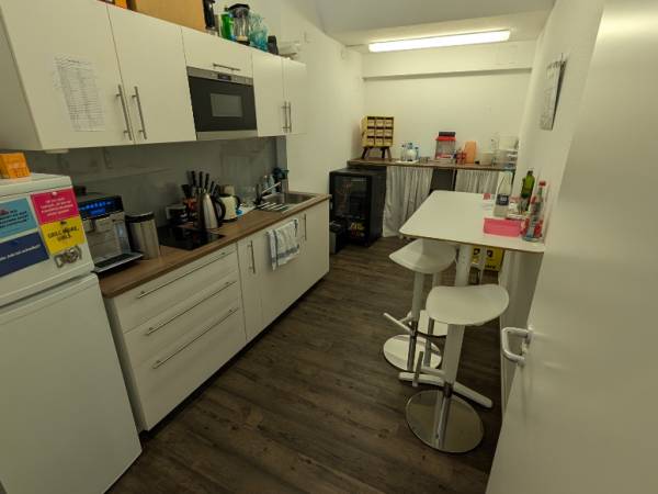 Schöner Büroraum in eingespielter Büro-WG in Stuttgart-Mitte — Bild 7