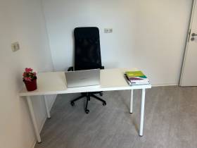 Moderne Schreibtischplätze im ruhigen Coworking Space