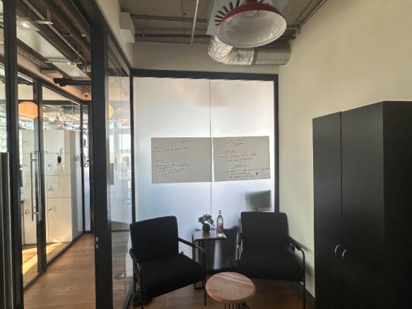 Abschließbares Büro in Berlin (Tiergarten) – Kreatives Büro in Bürogemeinschaft am Potsdamer Platz in Tiergarten — Bild 1