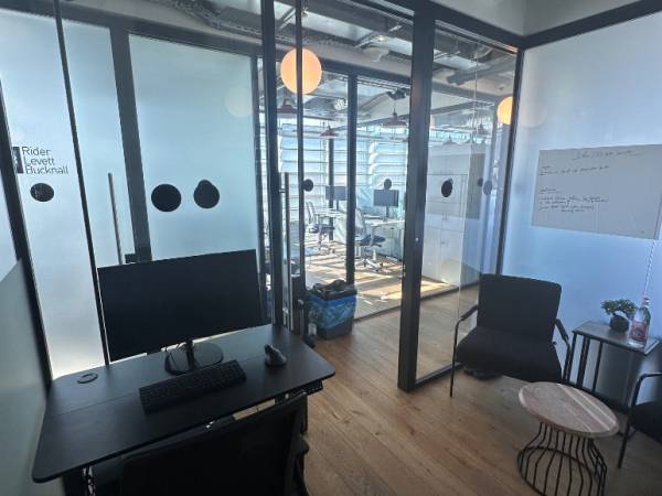 Abschließbares Büro in Berlin (Tiergarten) – Kreatives Büro in Bürogemeinschaft am Potsdamer Platz in Tiergarten — Bild 2