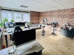 Möbliertes Büro