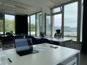 Modernes Penthouse-Büro mit Dachterrasse