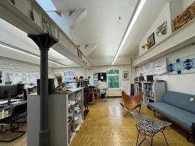 Ein Arbeitsplatz in altem Fabrikgebäude mitten in Berlin-Moabit