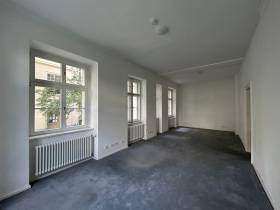 Zentrale Büro-Räume im charmanten Altbau