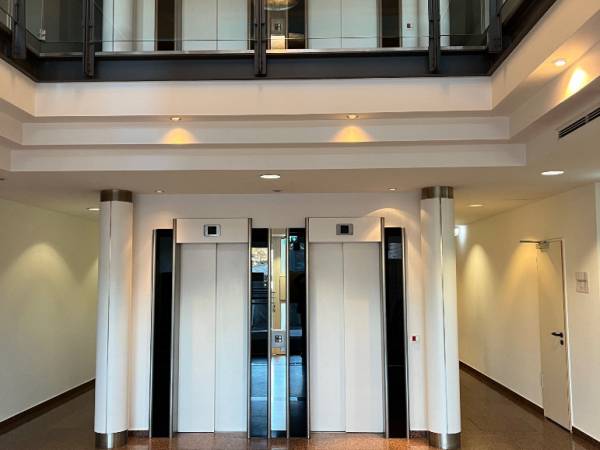 Repräsentative und lichtdurchflutete Büroetage in Hamburg — Bild 7