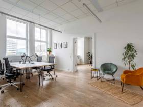 Helle und perfekt ausgestattete Teambüros im Workspace am Kudamm
