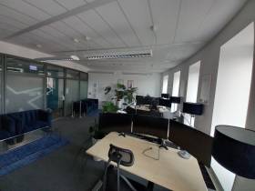 Geräumiges Büro mit 4 Arbeitsplätzen (möbliert oder unmöbliert)
